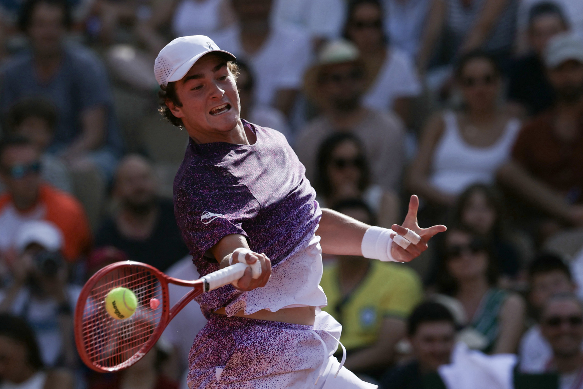 João Fonseca sofre no início, mas bate francês e avança em Roland Garros