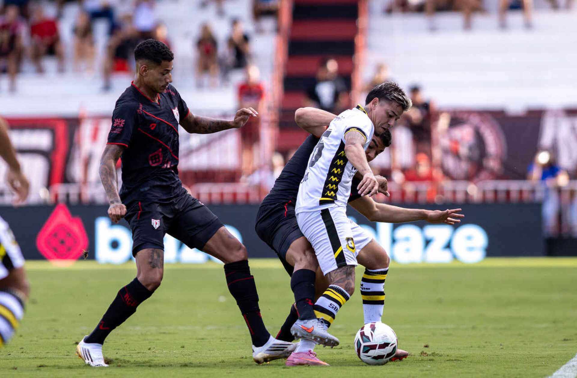 Com gol de calcanhar, S&atilde;o Bernardo bate Atl&eacute;tico-GO e lidera a S&eacute;rie B