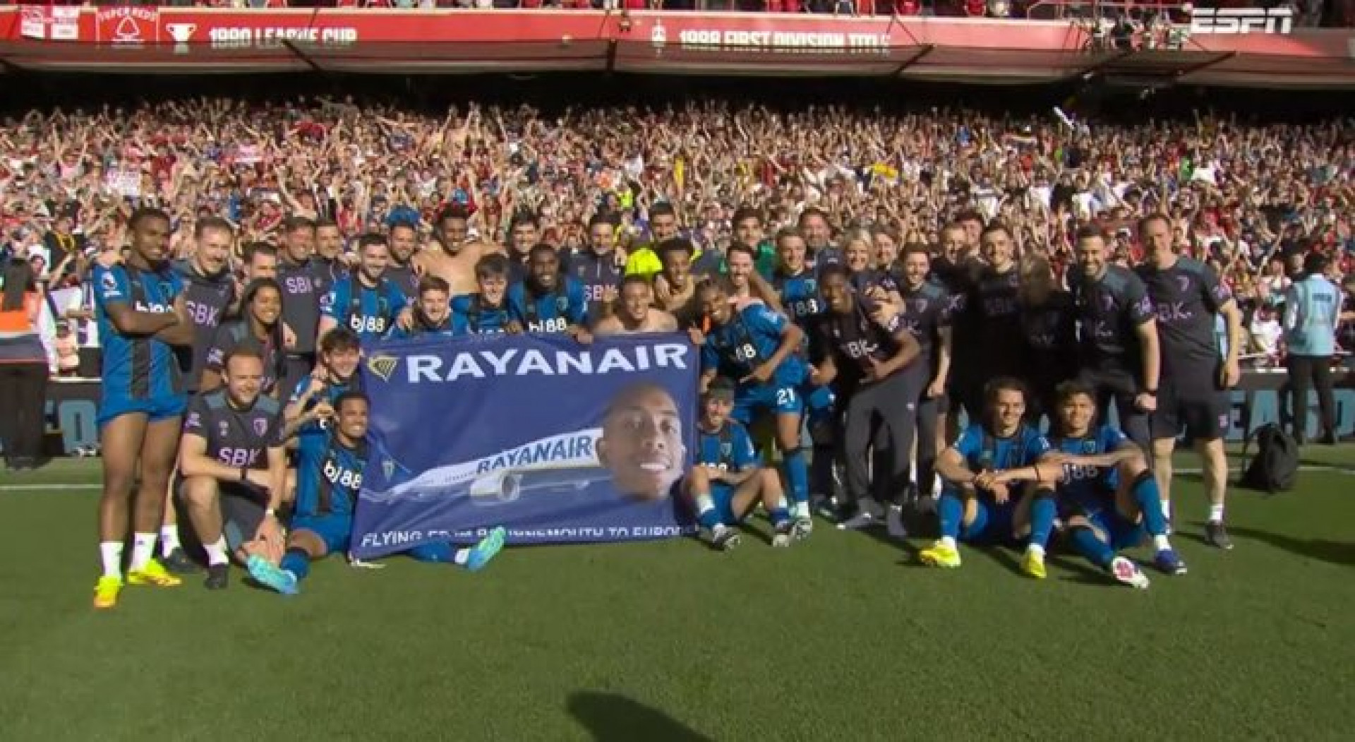 Bournemouth celebra classificação para Liga Europa com bandeira com rosto de Rayan