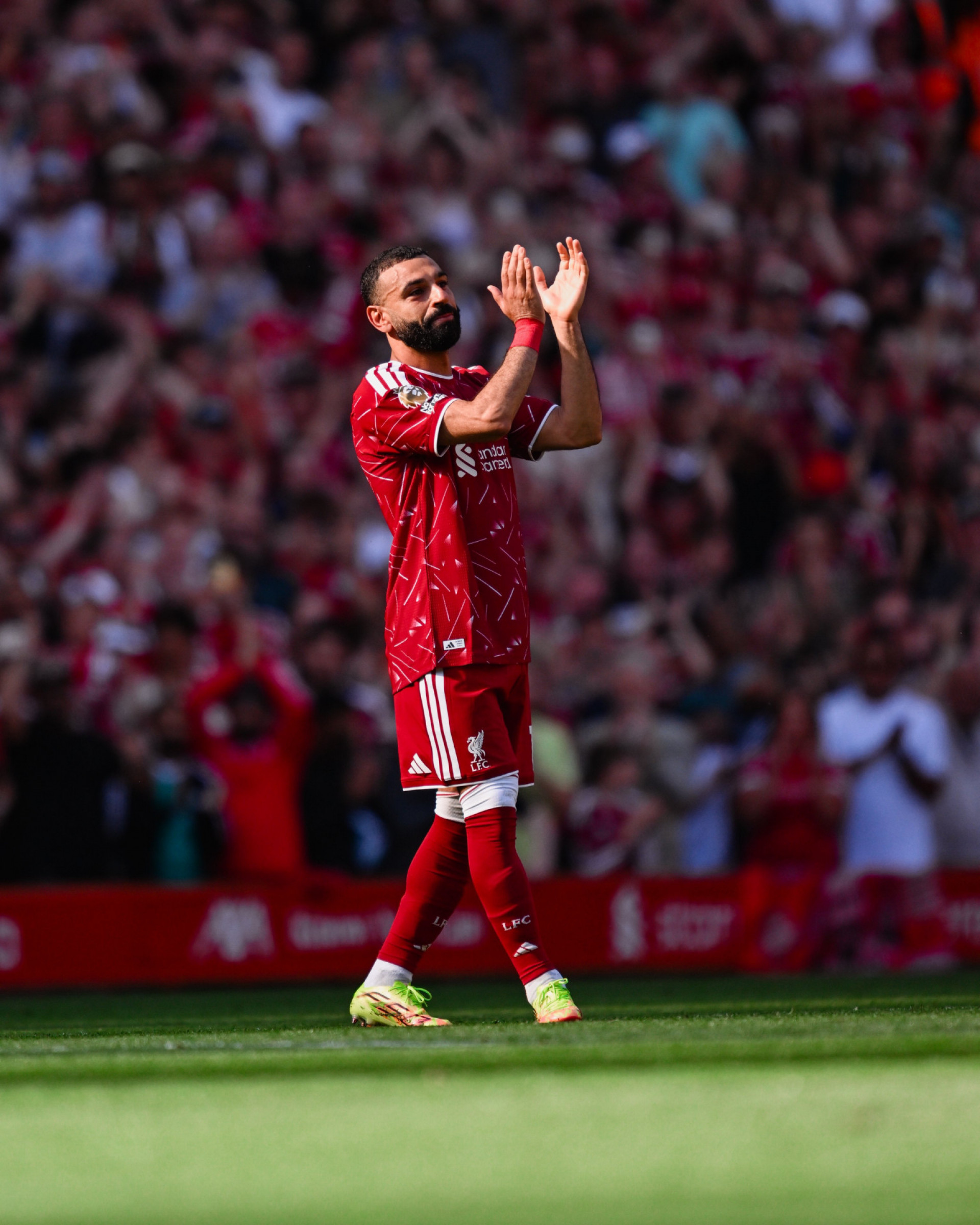 Salah se despede do Liverpool e não segura emoção: 'Chorei mais que minha vida inteira'
