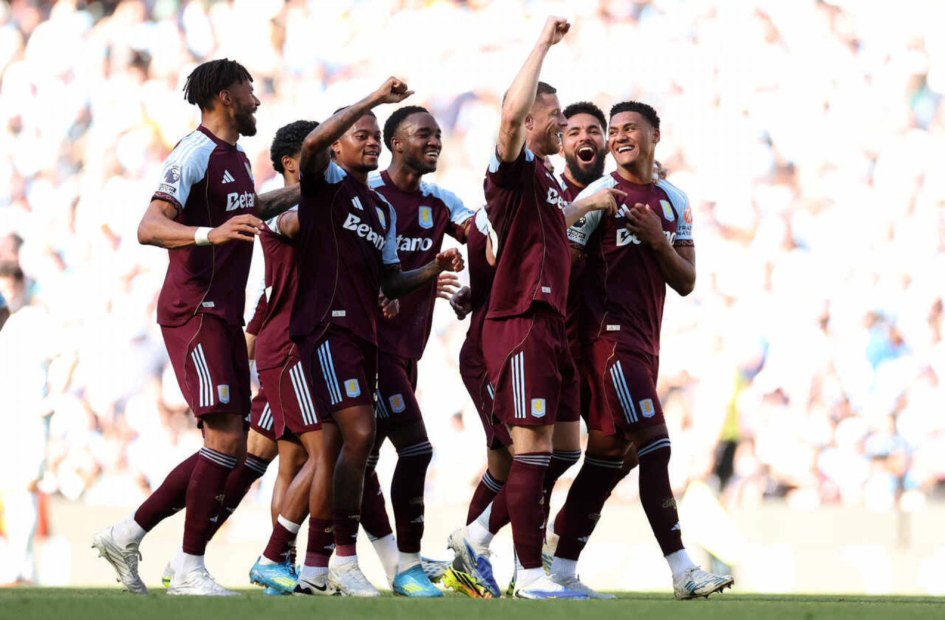 Aston Villa vence Manchester City de virada em tarde de despedidas no Etihad