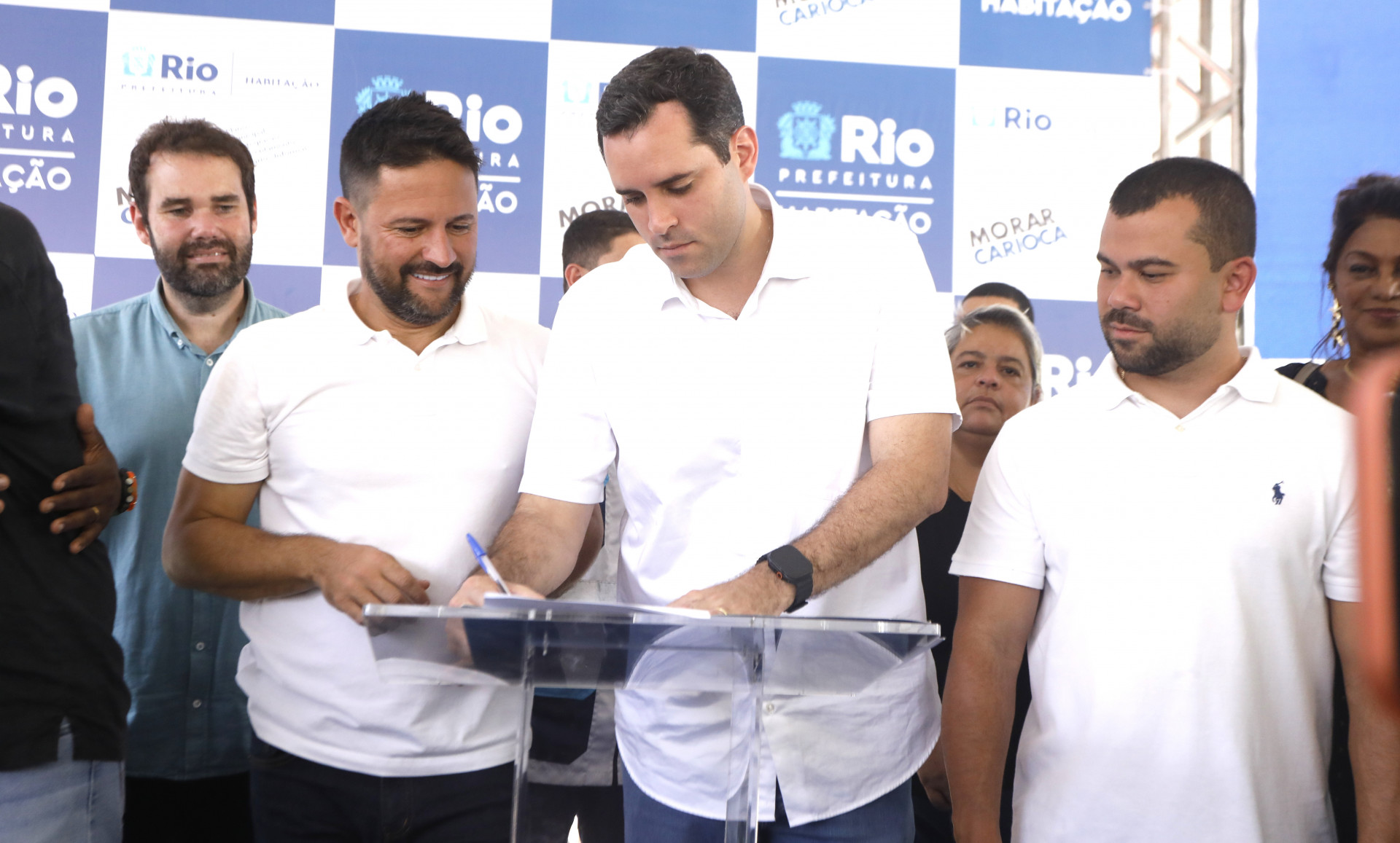 Prefeito lan&ccedil;a obras do Morar Carioca em comunidades da Pra&ccedil;a Seca