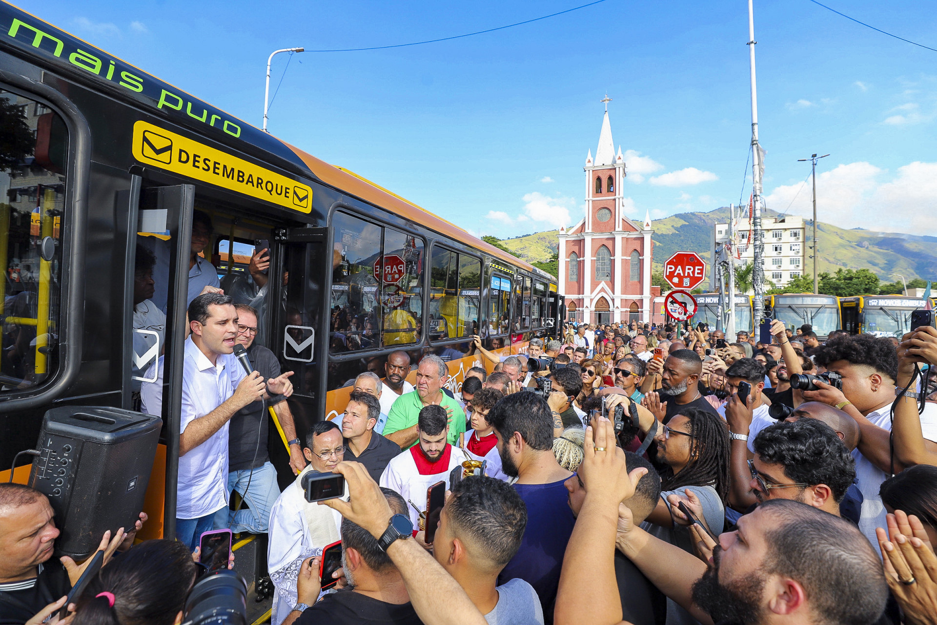 Prefeito Eduardo Cavaliere acompanhou a chegada da nova frota de ônibus na Zona Oeste - Prefeitura Rio / Marco Antônio Lima