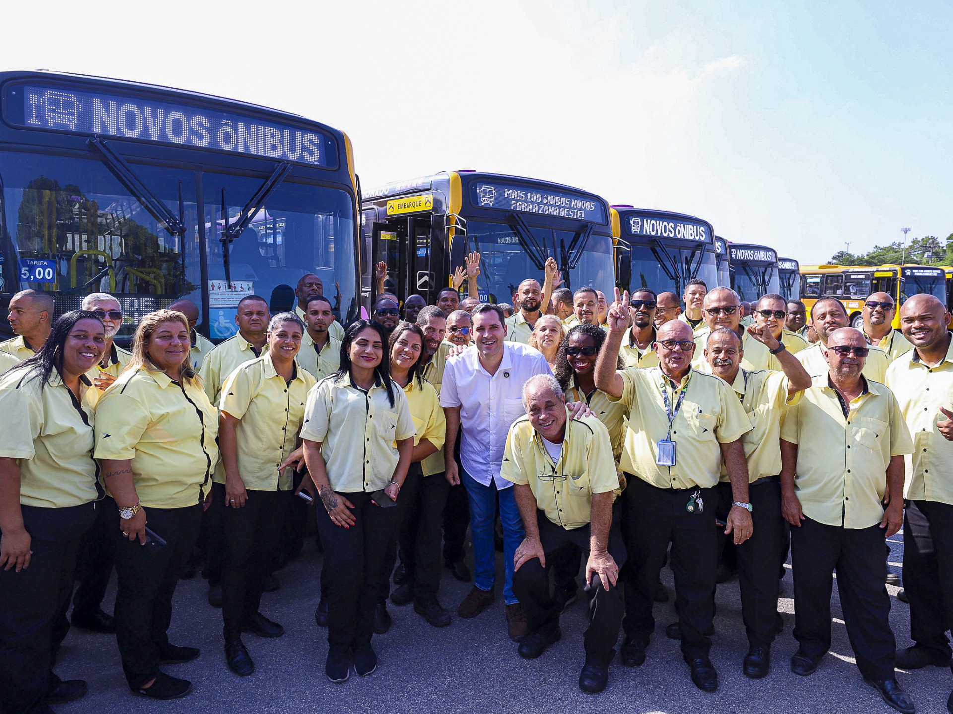 Prefeito Eduardo Cavaliere acompanhou a chegada da nova frota de ônibus na Zona Oeste - Prefeitura Rio / Marco Antônio Lima