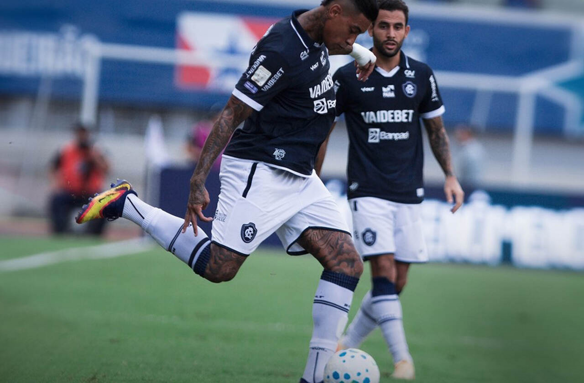 Athletico vence de virada, entra no G4 e complica Remo no Brasileir&atilde;o