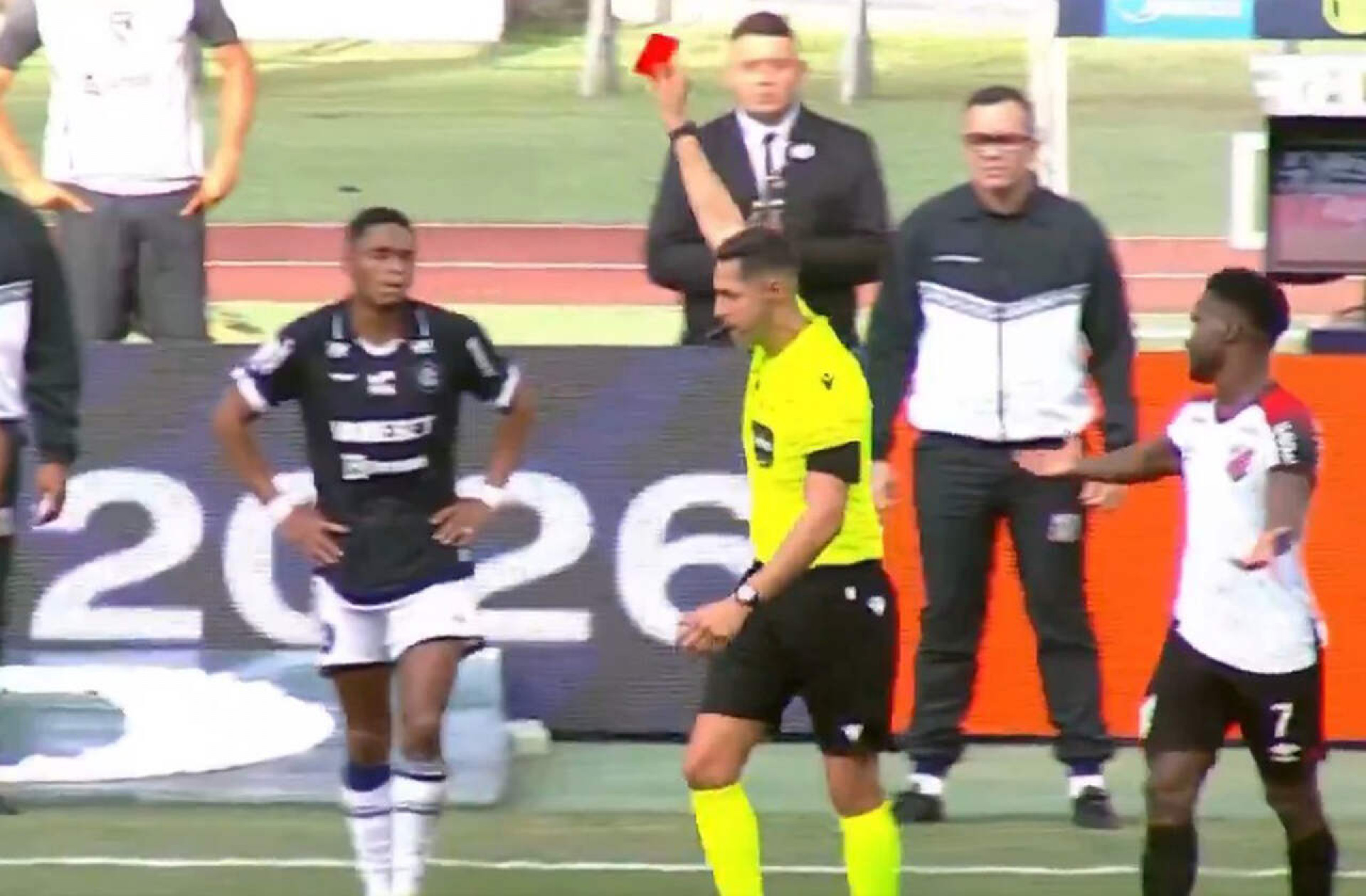 Jogador do Remo &eacute; expulso por gesto obsceno contra o Athletico