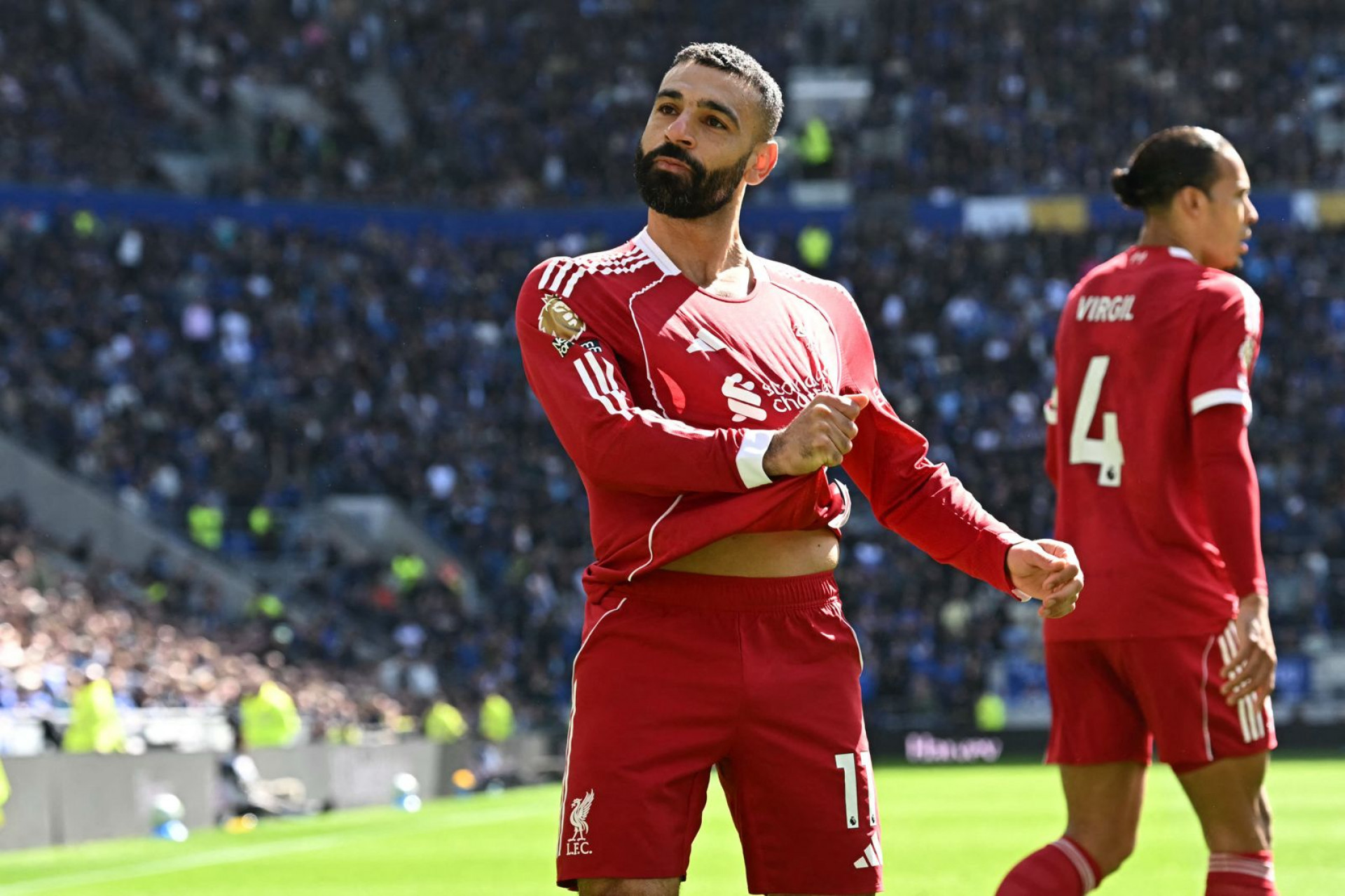 Salah se despede do Liverpool em clima de emoção e polêmica com técnico