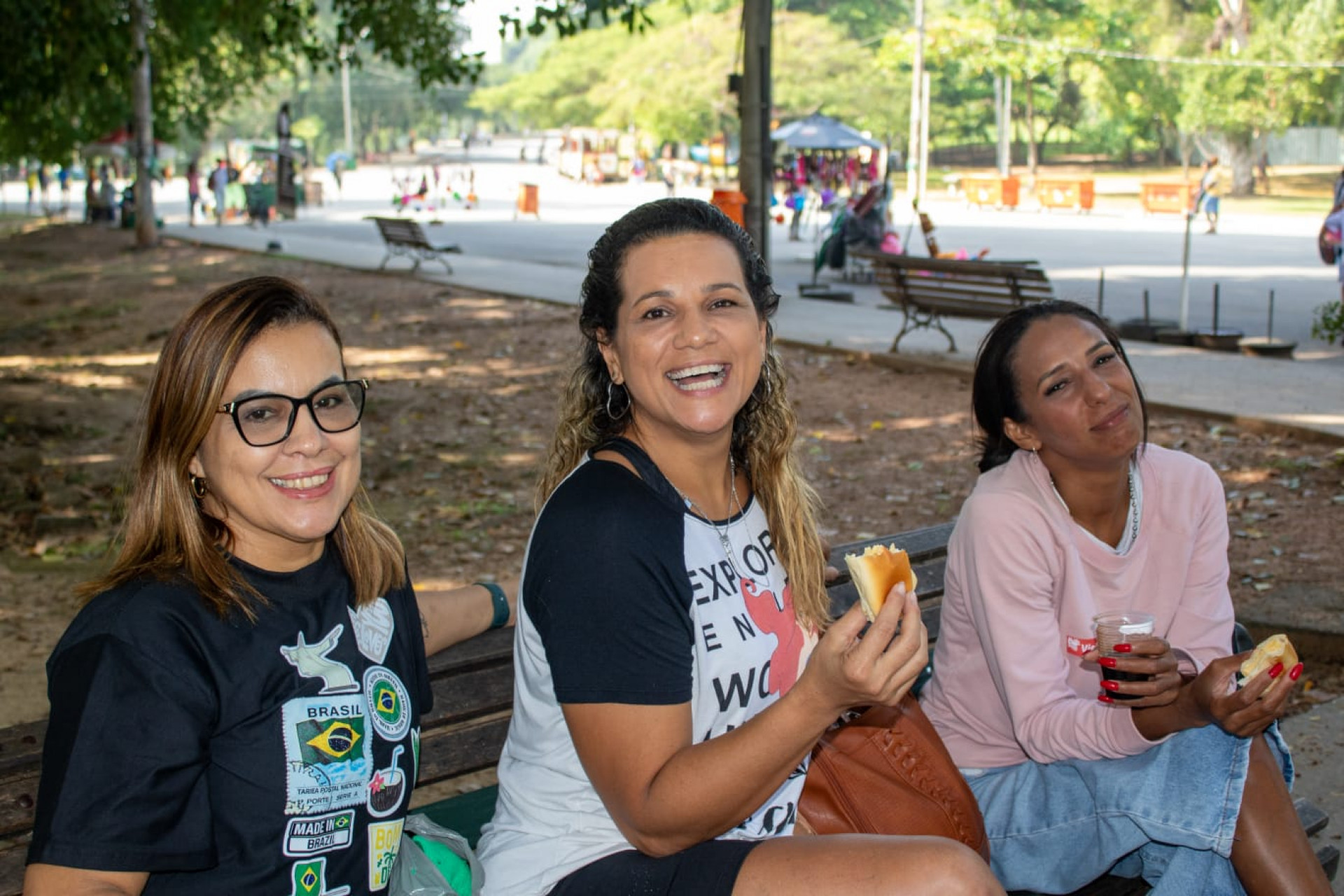 Eliane Bernardo (de camisa branca) curtindo o domingo com as amigas - Érica Martin / Agência O Dia