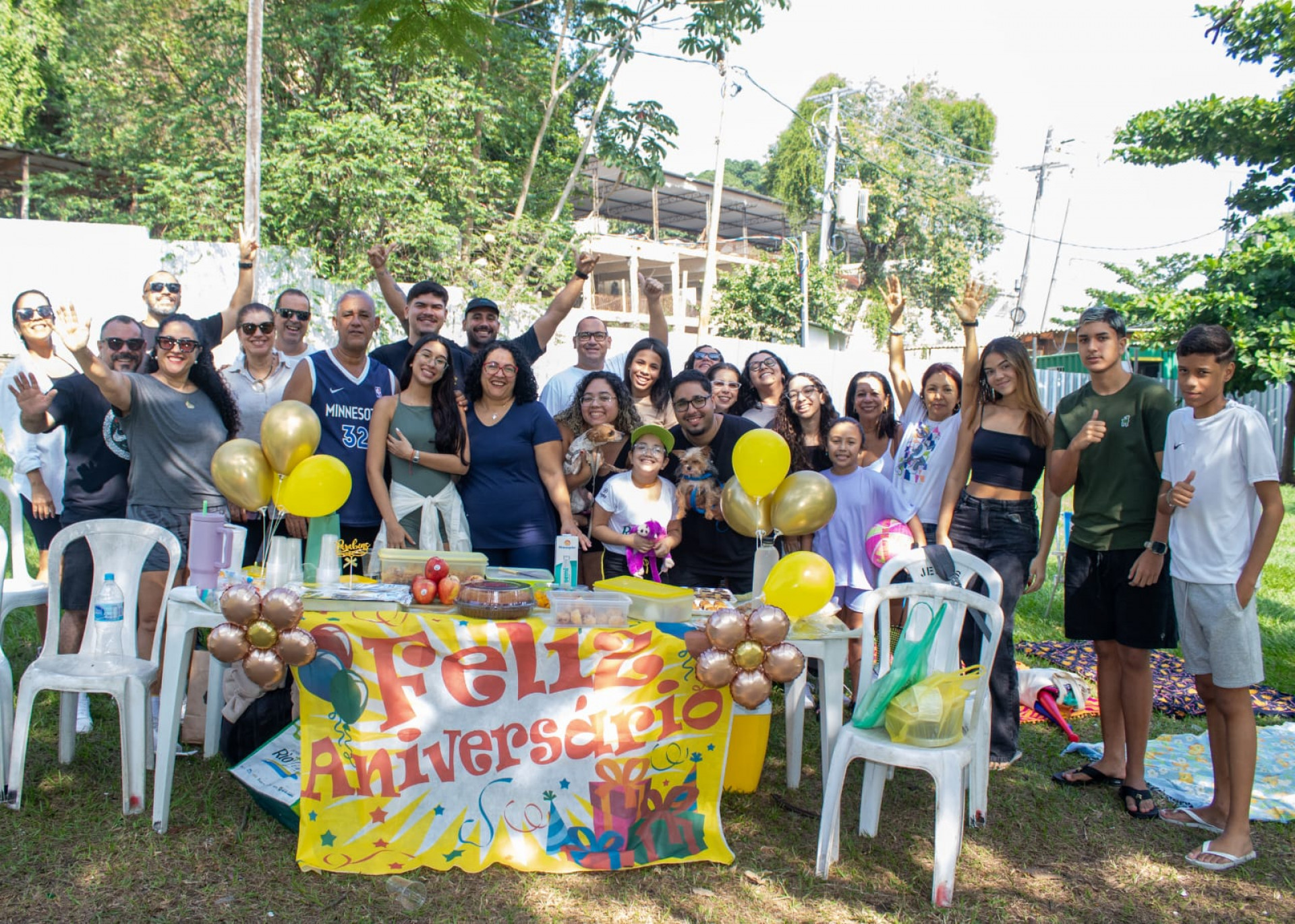Rebeca Pimenta (com o cachorro) no aniversário da prima na Quinta da Boa Vista - Érica Martin / Agência O Dia