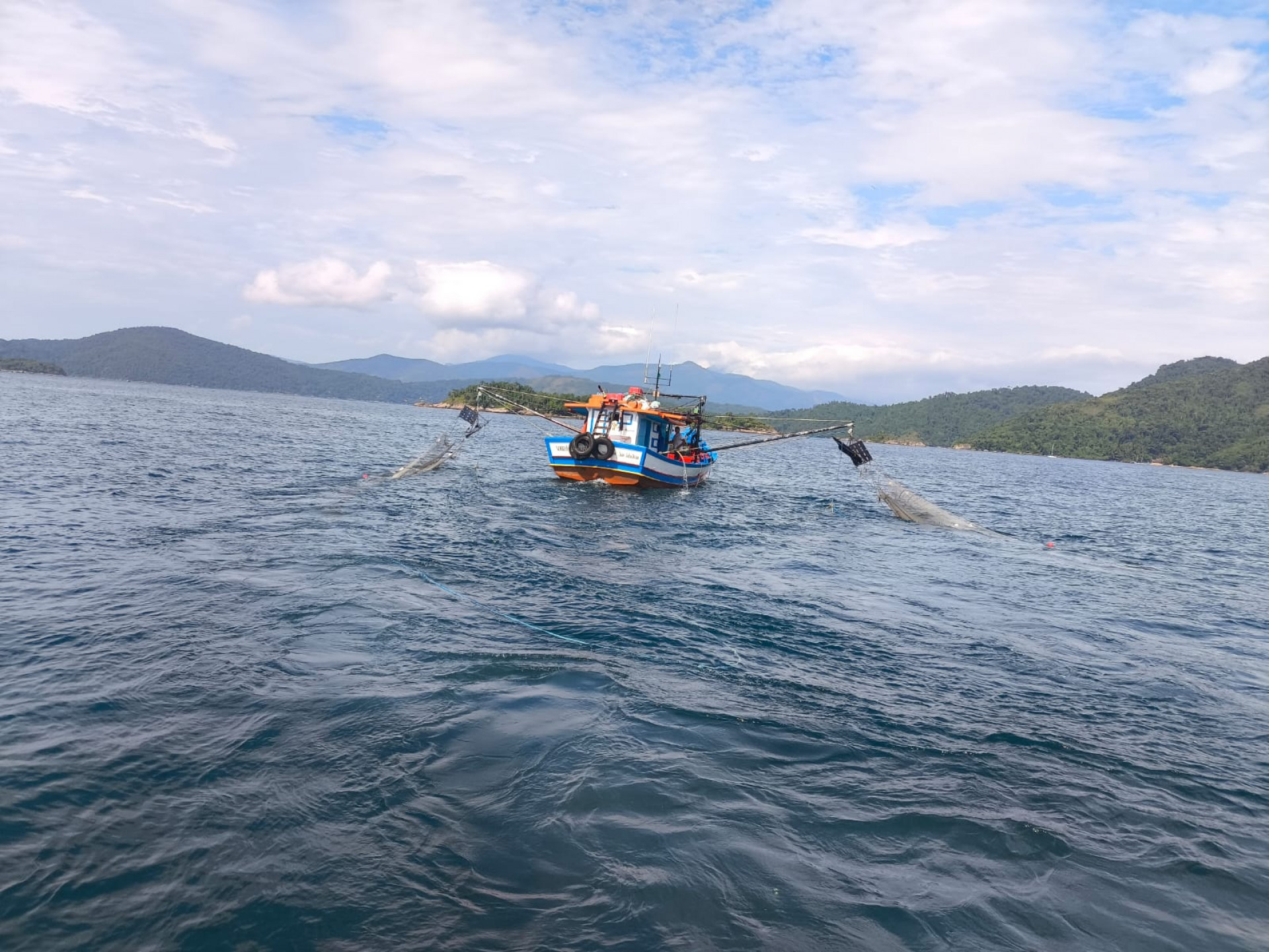 Barco apreendido pela Pol&iacute;cia Ambiental realizava pesca predat&oacute;ria - Divulga&ccedil;&atilde;o/Disque Den&uacute;ncia