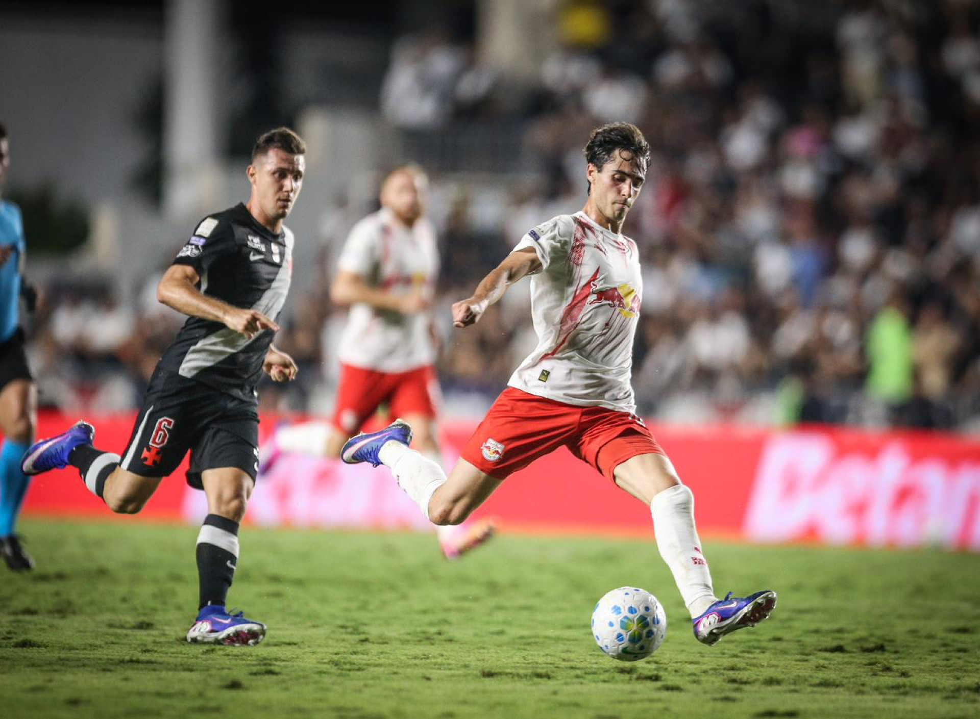 Lucas Piton n&atilde;o conseguiu acompanhar Rodriguinho no chute que abriu o placar para o Red Bull Bragantino - Ari Ferreira / Red Bull Bragantino