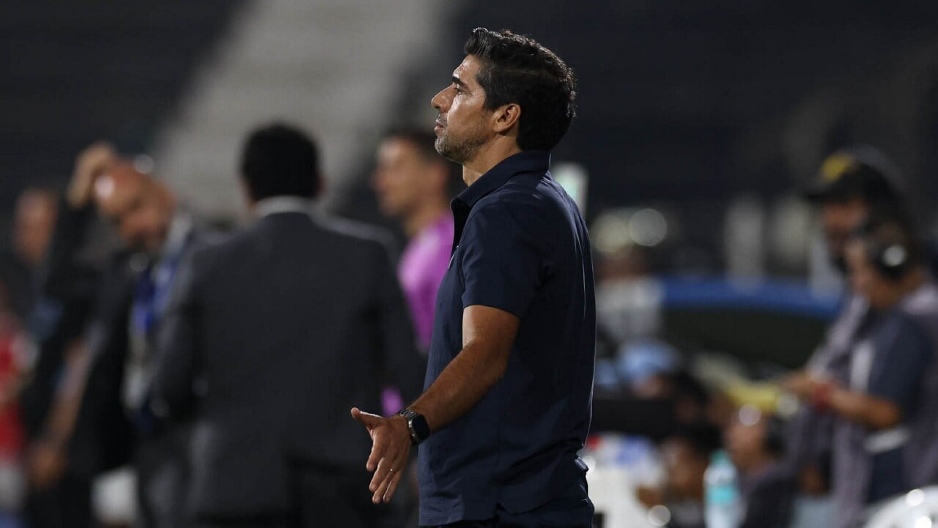 Conmebol multa e adverte Abel Ferreira por mostrar dedo do meio a Flaco
