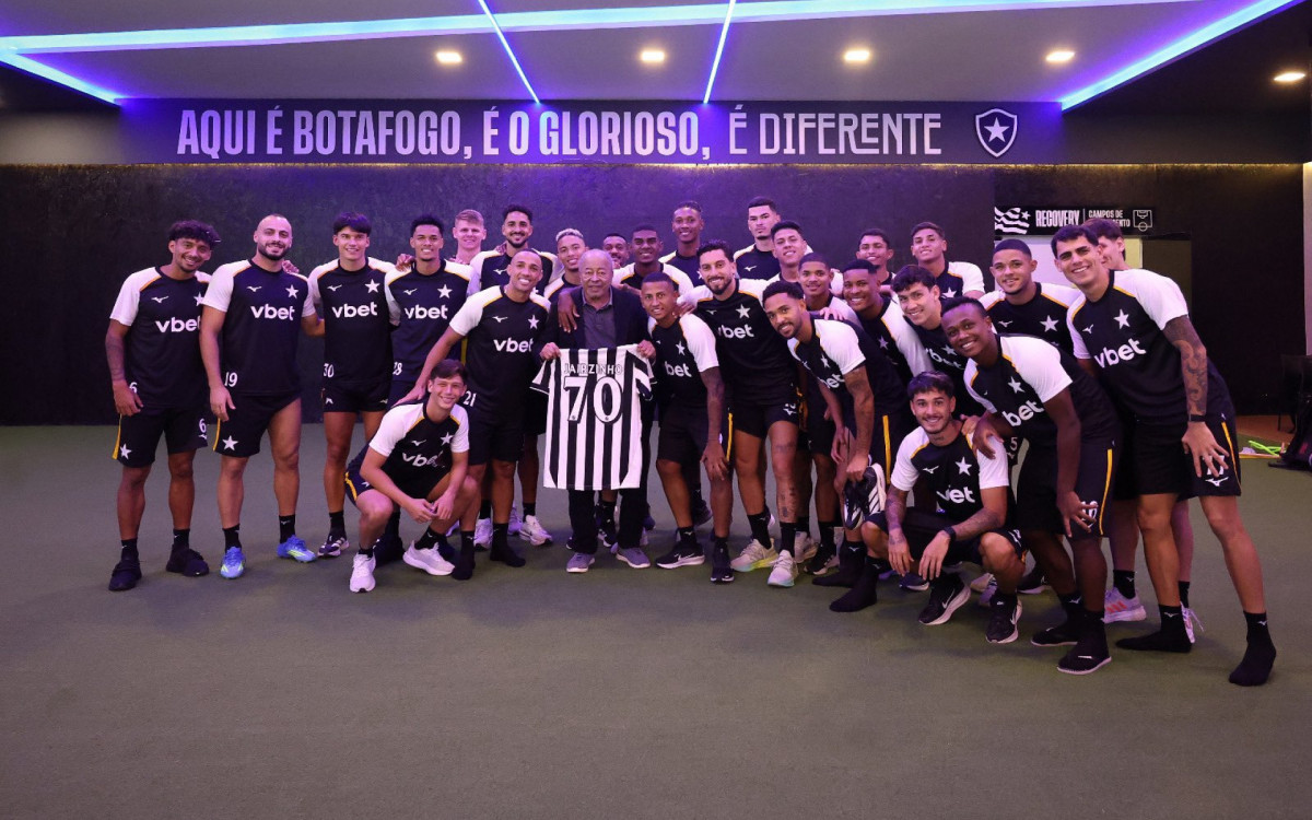 Jogadores do Botafogo posam para foto com Jairzinho