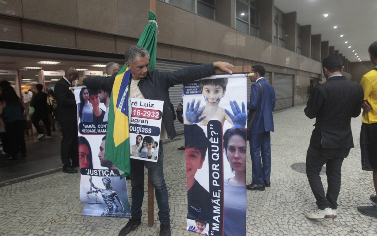 Cartazes pedem justi&ccedil;a para o caso Henry Borel
