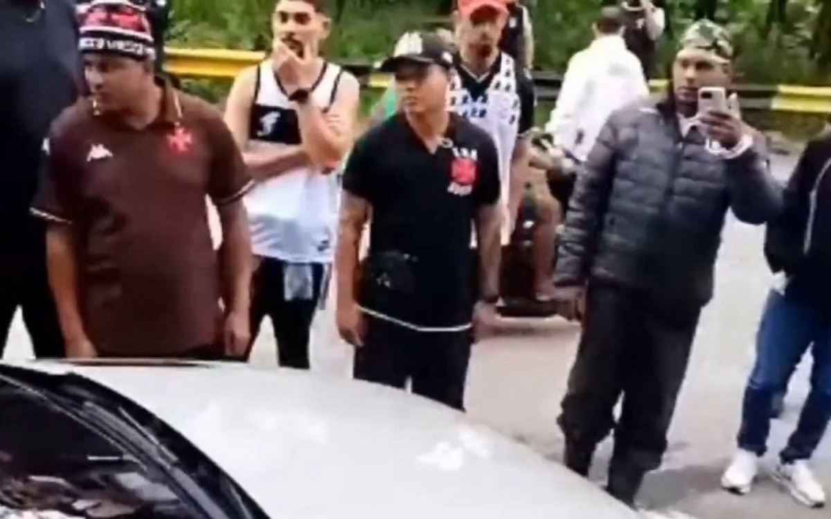 Protesto de torcedores no CT Moacyr Barbosa