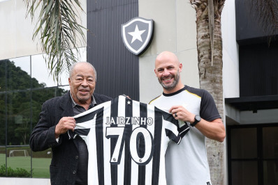 Ídolo do Botafogo, Jairzinho visita CT, e Franclim celebra: 'Satisfação enorme'