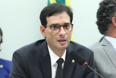 Leo Prates lê relatório com redução da jornada de trabalho para 40 horas e período de transição