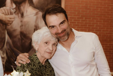 Tadeu Schmidt lamenta morte da mãe aos 92 anos