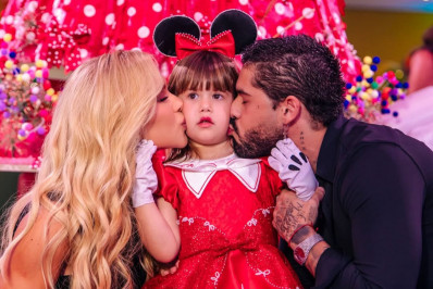 Virginia e Zé Felipe posam juntos no aniversário de Maria Alice