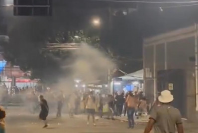 Vídeo: Vascaínos depredam portão de São Januário em tentativa de invasão após derrota