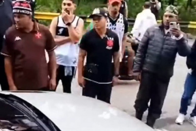 Torcedores do Vasco fazem protesto em CT e cobram Marino Hinestroza: 'Pede para sair, seu m...'