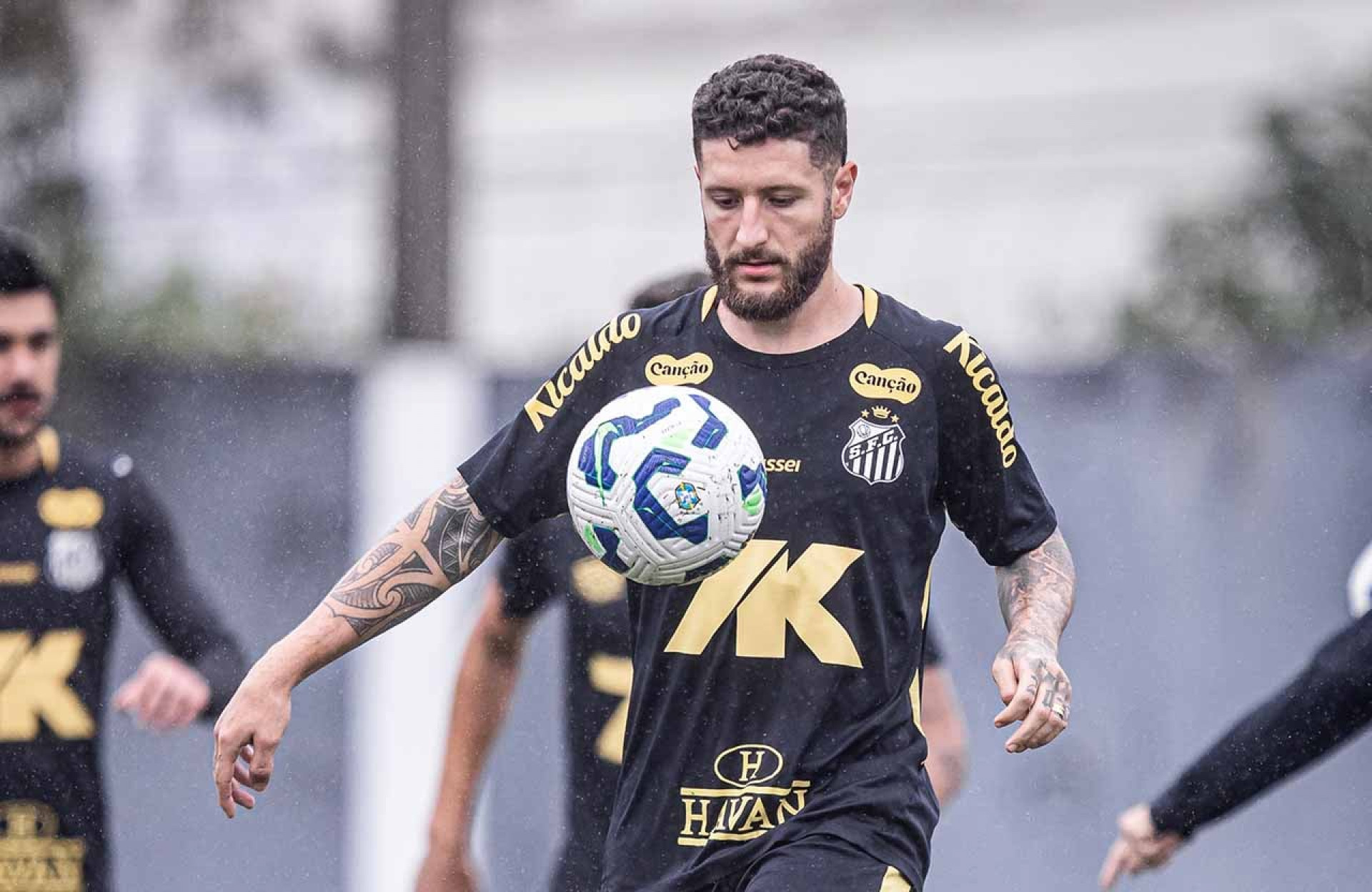 Z&eacute; Rafael pede para treinar separado e fica pr&oacute;ximo de deixar o Santos