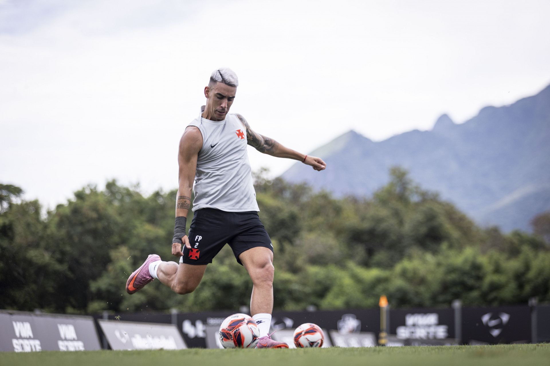 Puma Rodríguez faz cruzamento em treino do Vasco no CT Moacyr Barbosa - Dikran Sahagian / Vasco