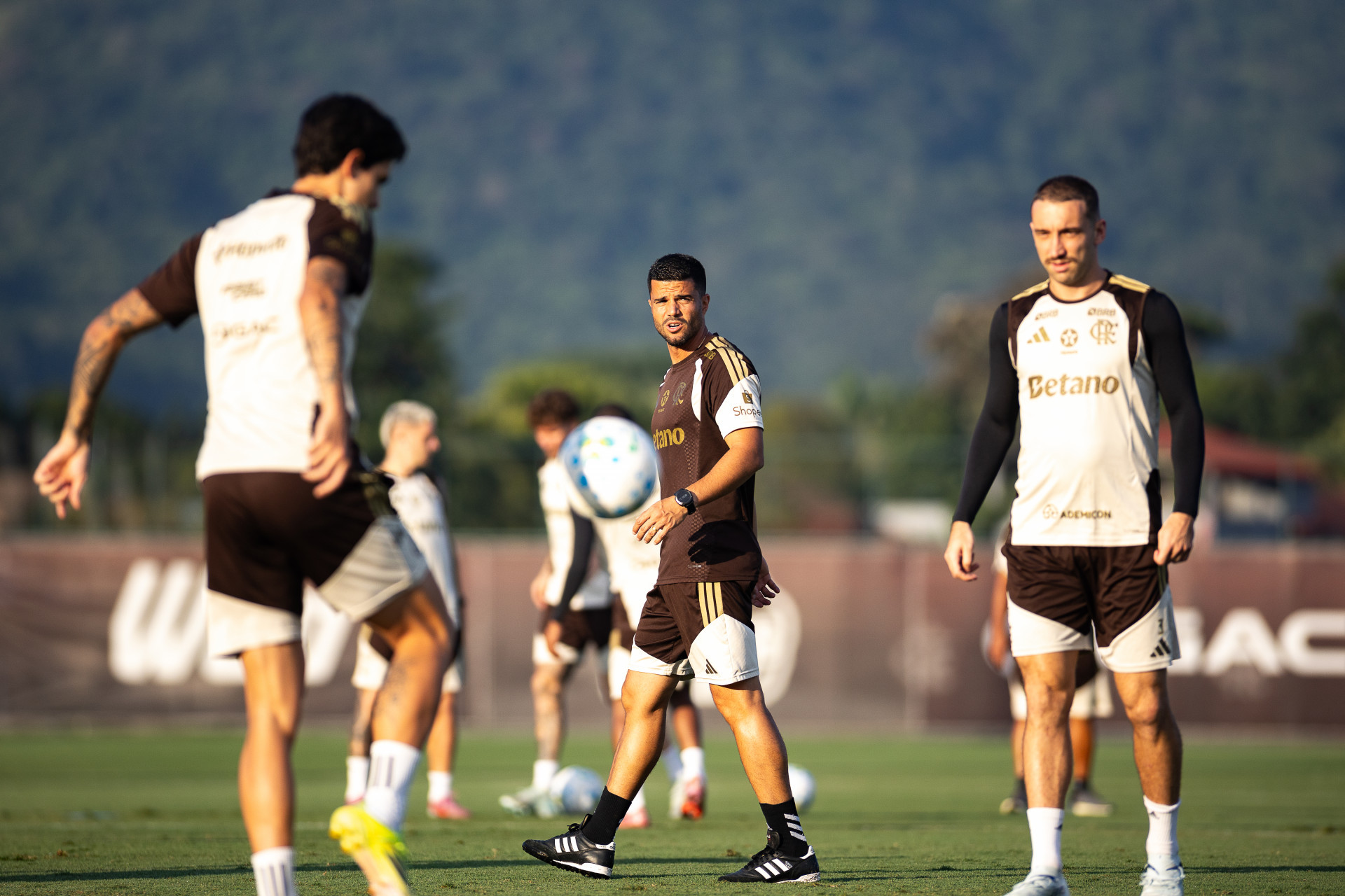 Pedro e Léo Ortiz trocam passes em treino do Flamengo no Ninho do Urubu - Gilvan de Souza / Flamengo