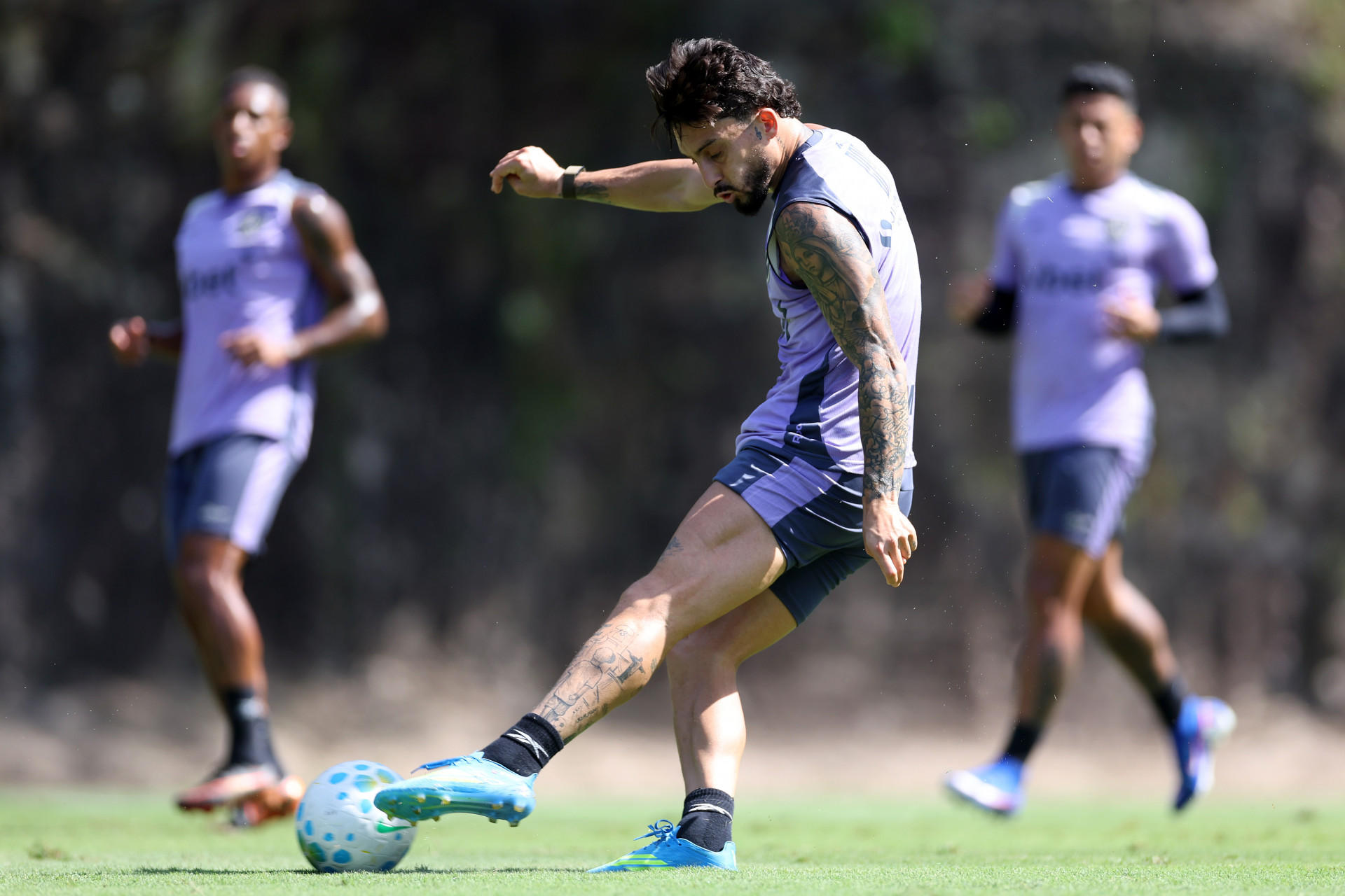 Alex Telles finaliza em treino do Botafogo no Espaço Lonier - Vitor Silva / Botafogo
