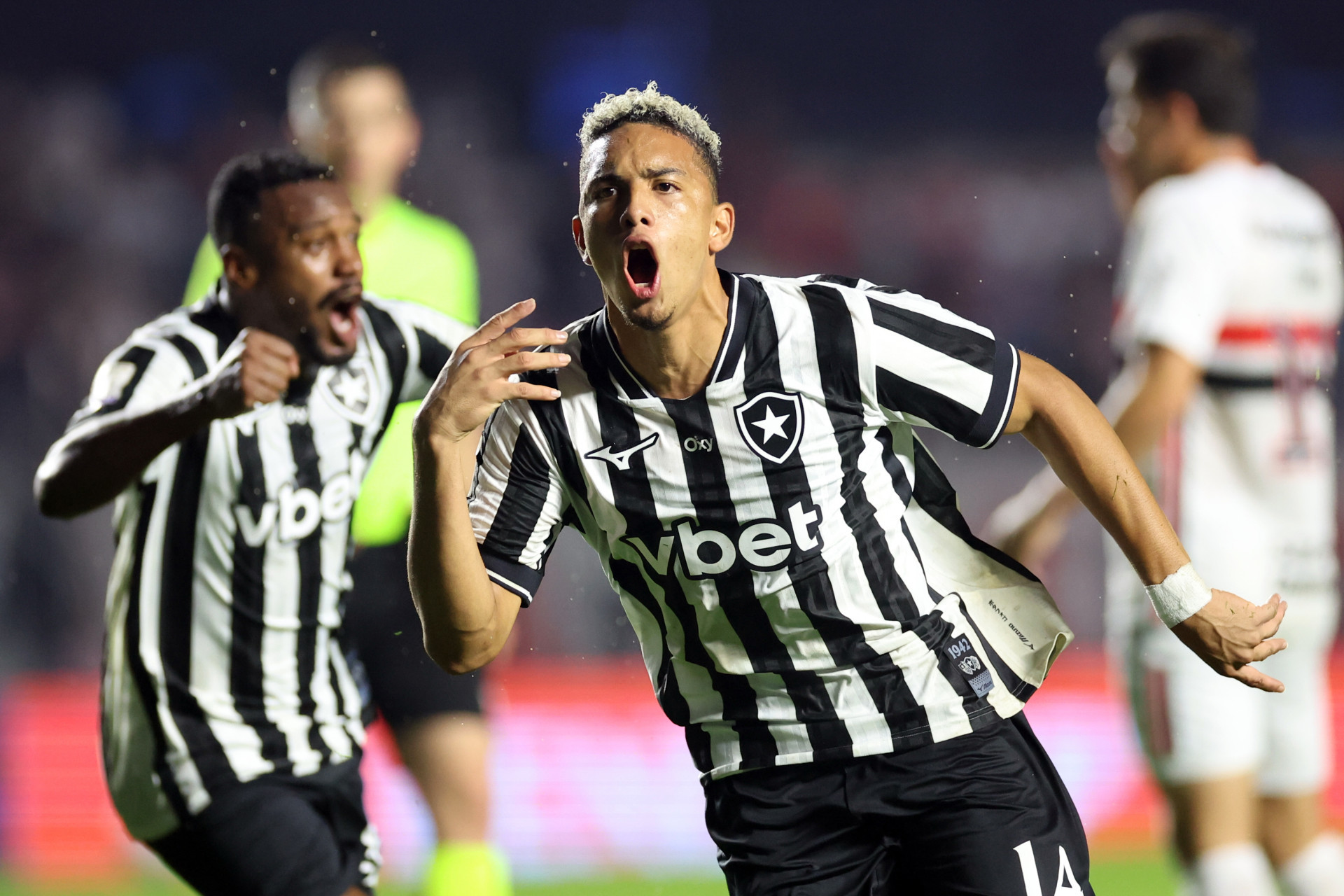 Jordan Barrera ressurge no Botafogo e ganha moral com Franclim Carvalho