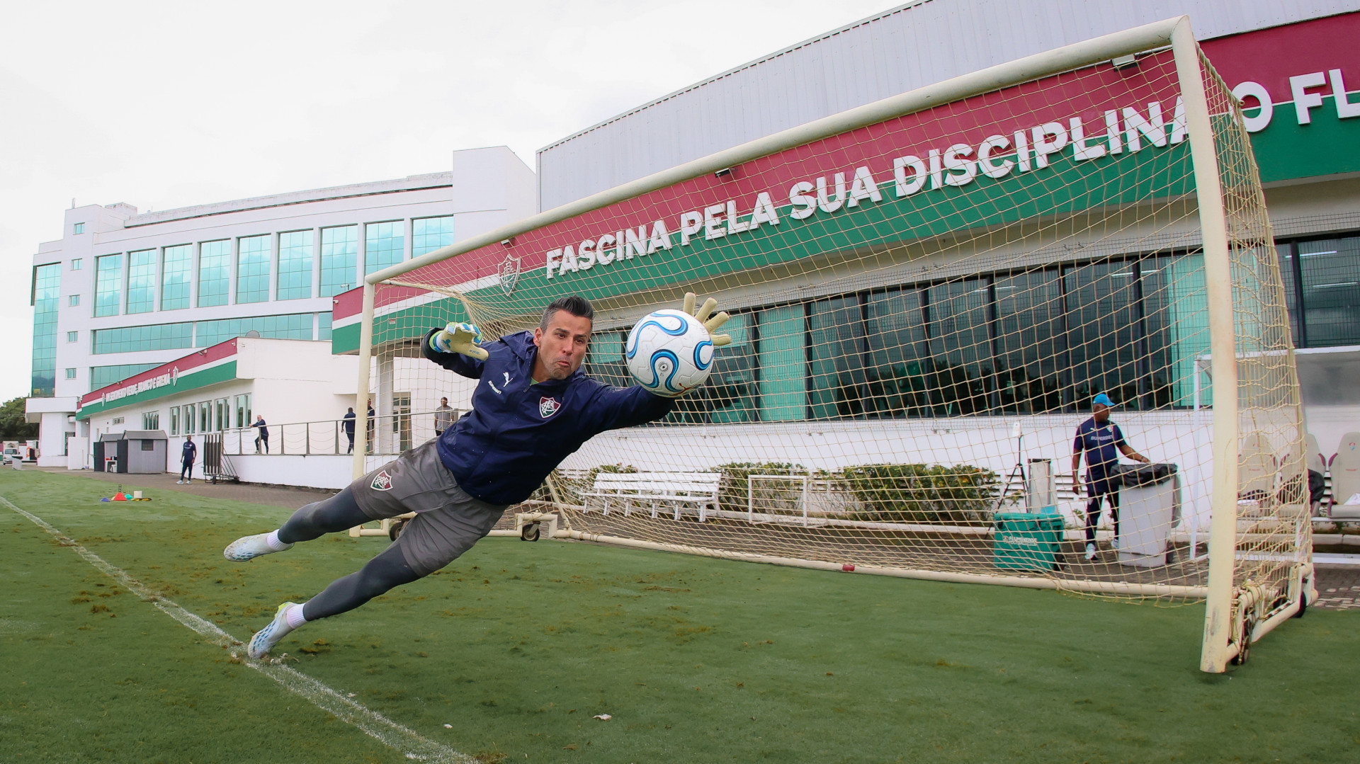 Fábio faz defesa em treino do Fluminense no CT Carlos Castilho - Marcelo Gonçalves / Fluminense