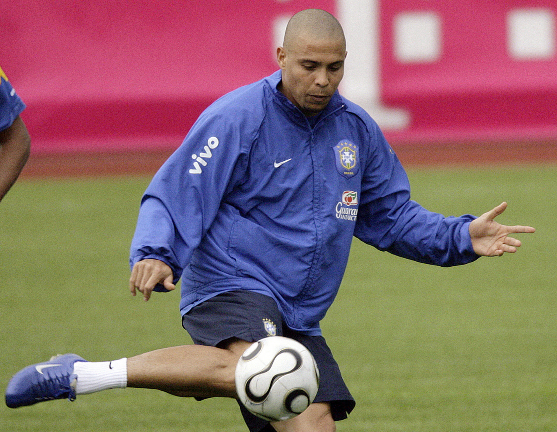 Ronaldo Fenômeno durante treinamento na Alemanha, em junho de 2006 - Antonio Scorza / AFP