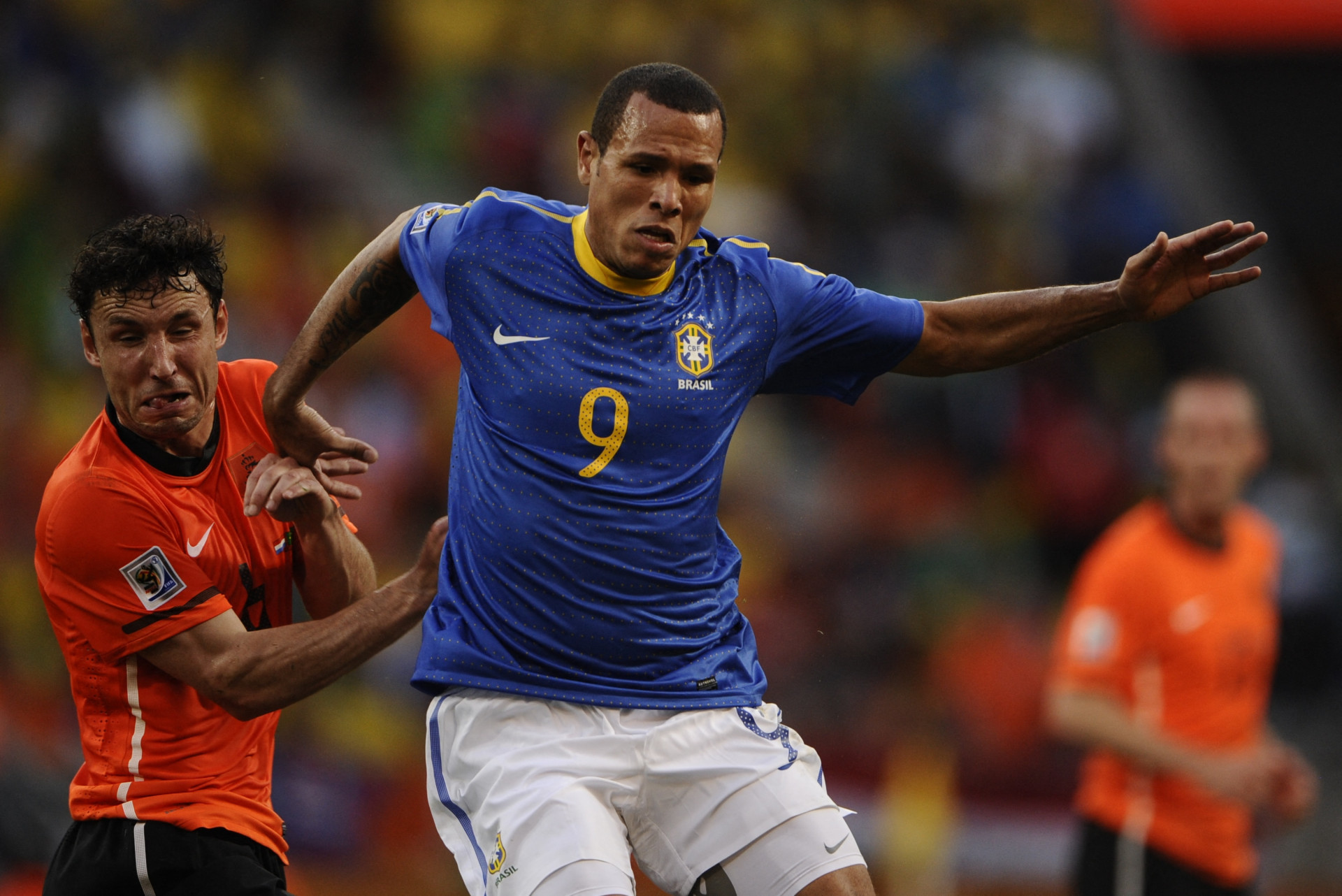 Luis Fabiano é marcado por Mark van Bommel no jogo contra a Holanda, pelas quartas da Copa 2010 - Fabrice Coffrini / AFP