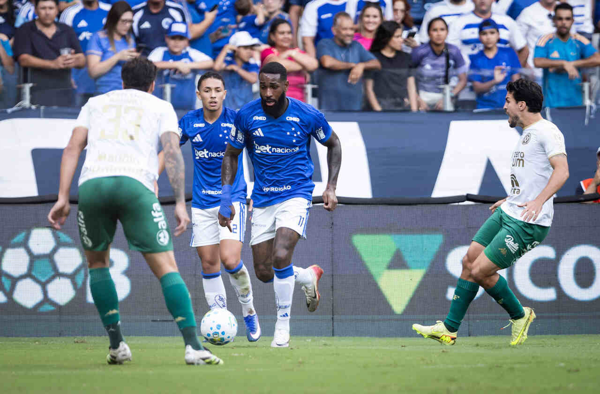 Sinisterra afirma desejo de seguir no Cruzeiro: “Eu quero ficar”