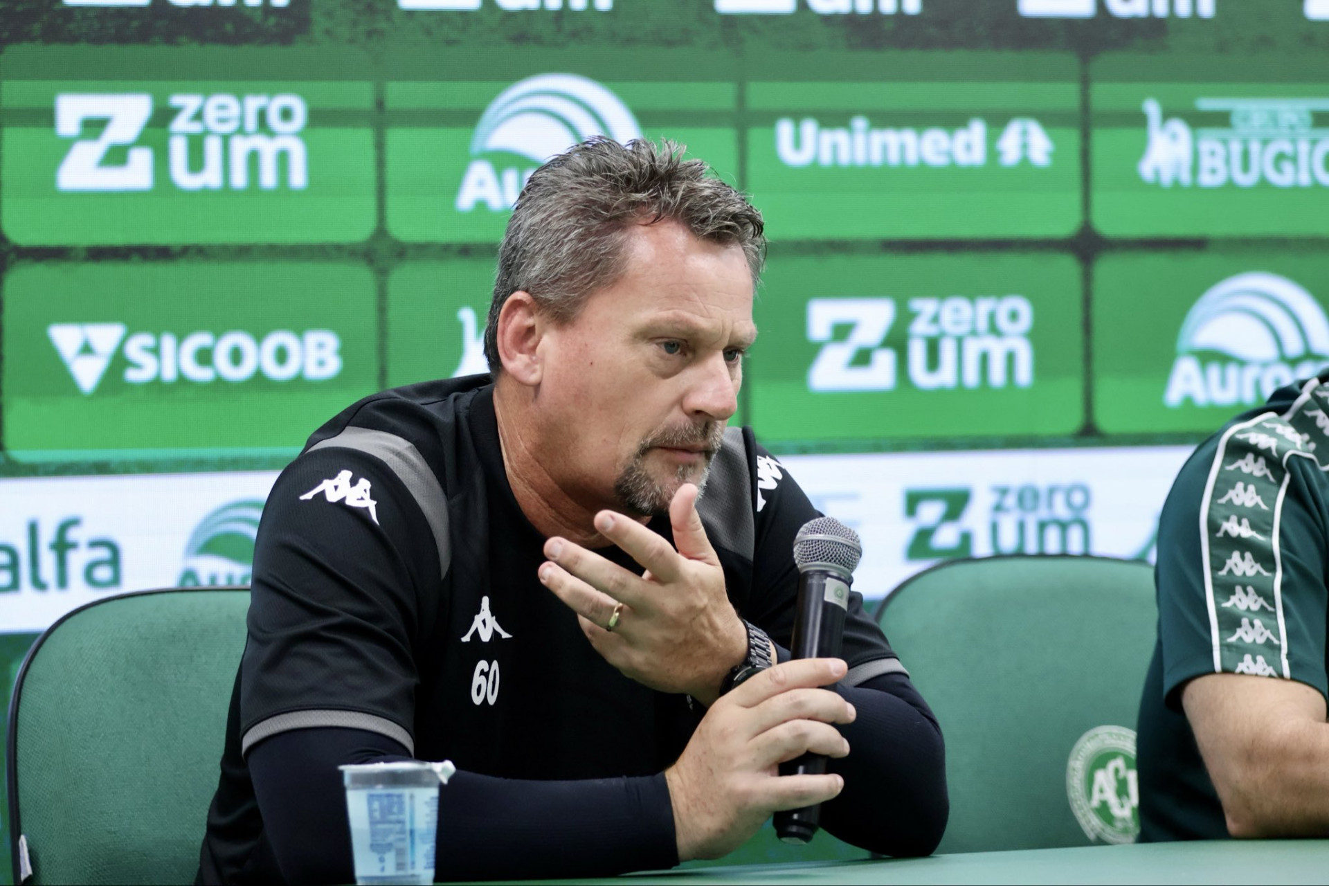 Antes da pausa para a Copa do Mundo, clube da Série A anuncia a saída do técnico