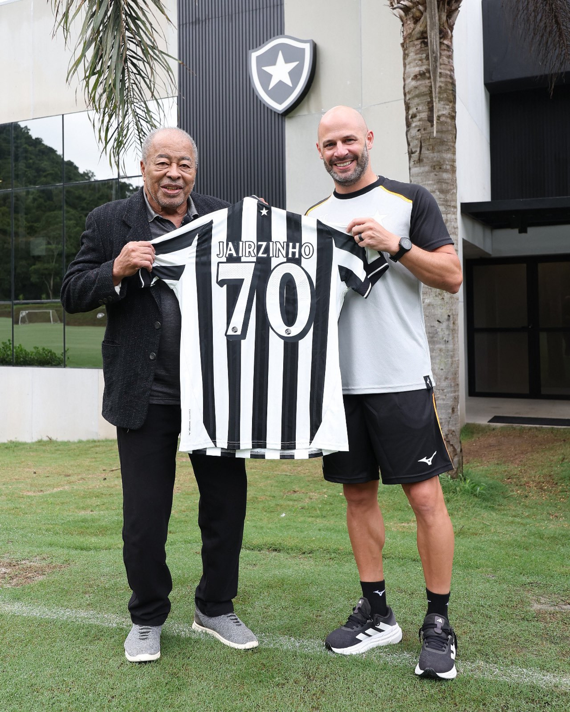Jairzinho ao lado do técnico Franclim Carvalho