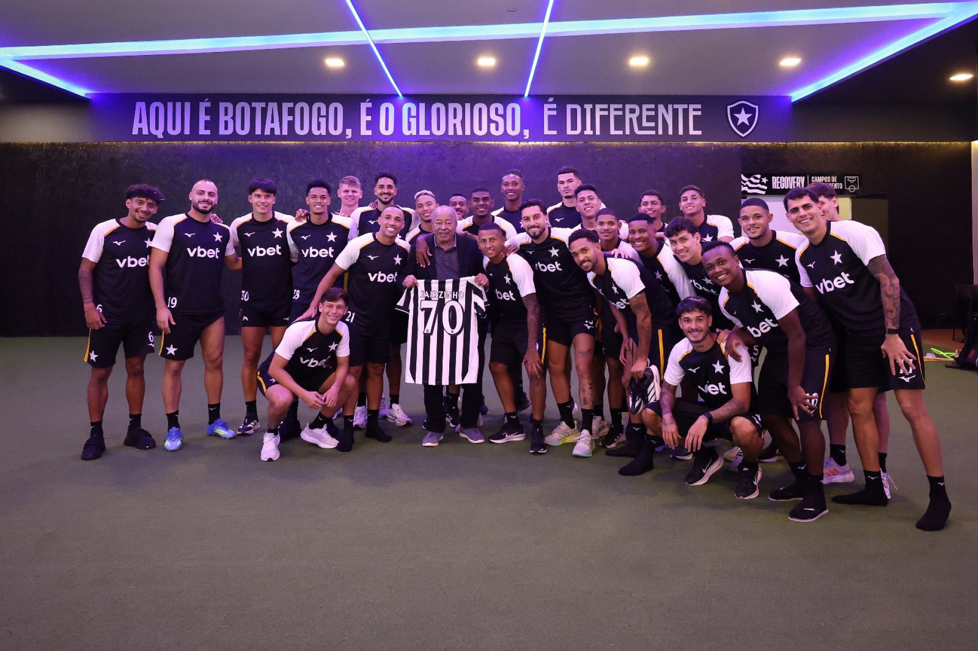 Jogadores do Botafogo posam para foto com Jairzinho - V&iacute;tor Silva / BFR