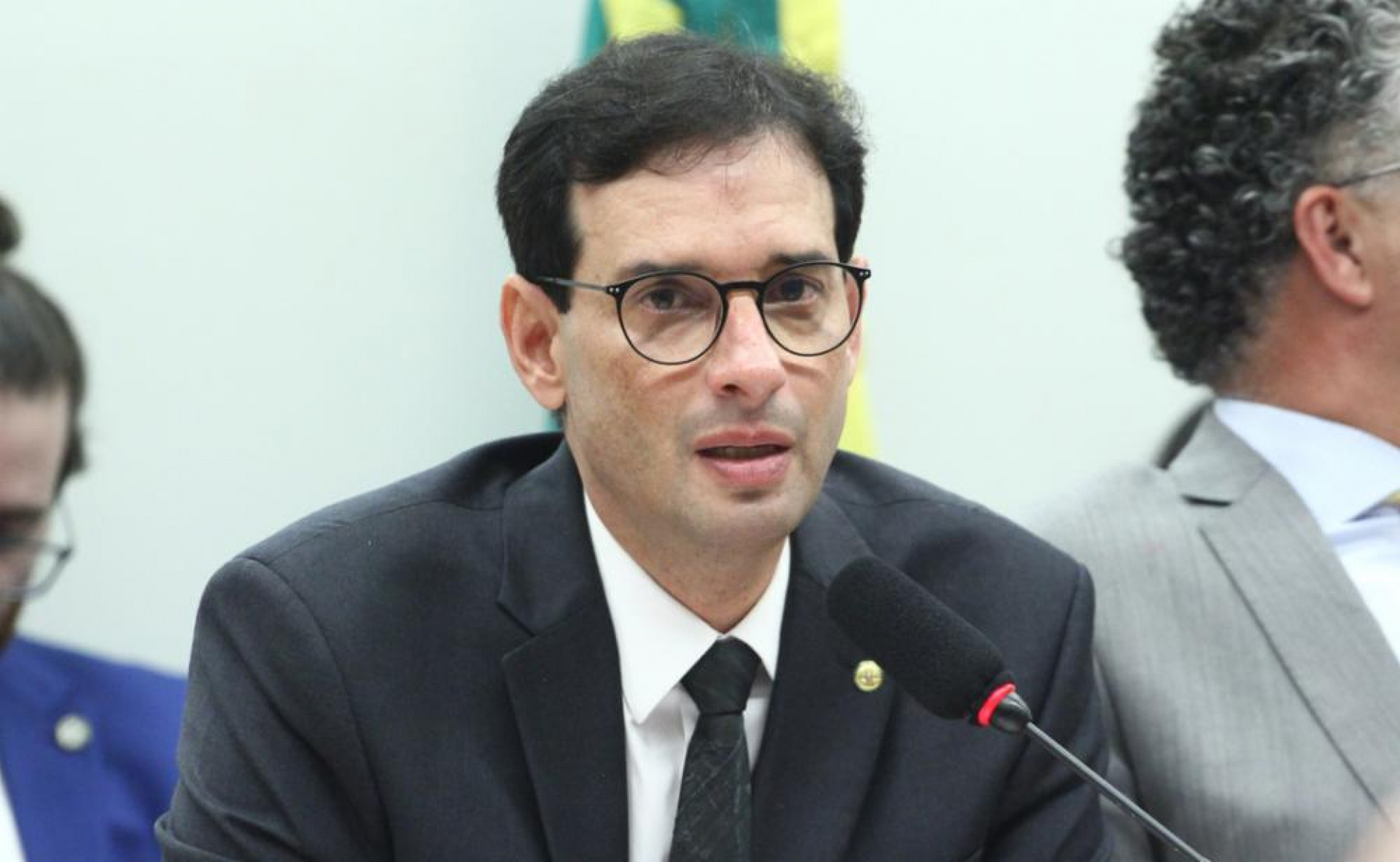 Leo Prates lê relatório com redução da jornada de trabalho para 40 horas e período de transição