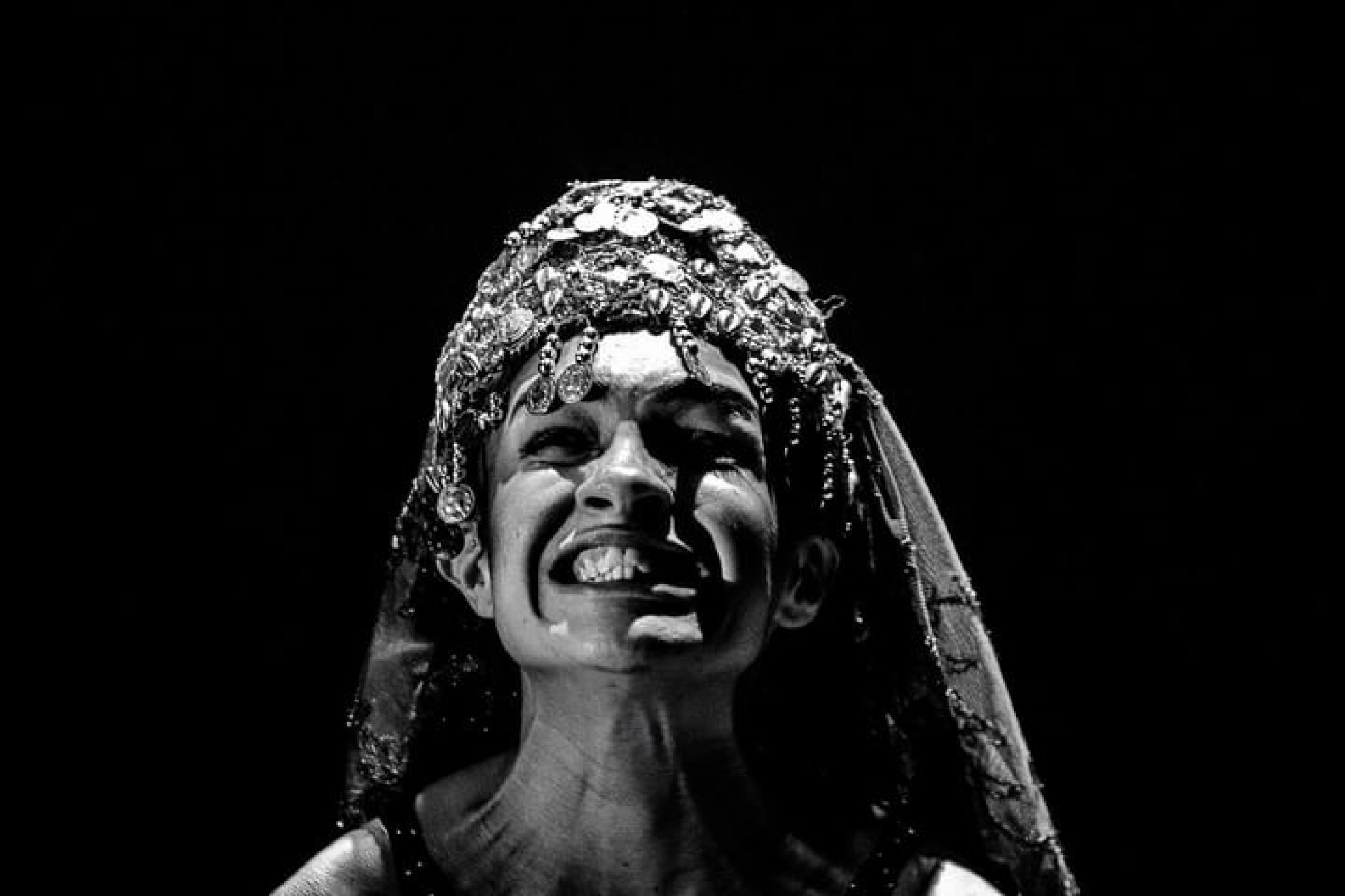 Menina Mojubá se apresenta no Teatro Popular Oscar Niemeyer