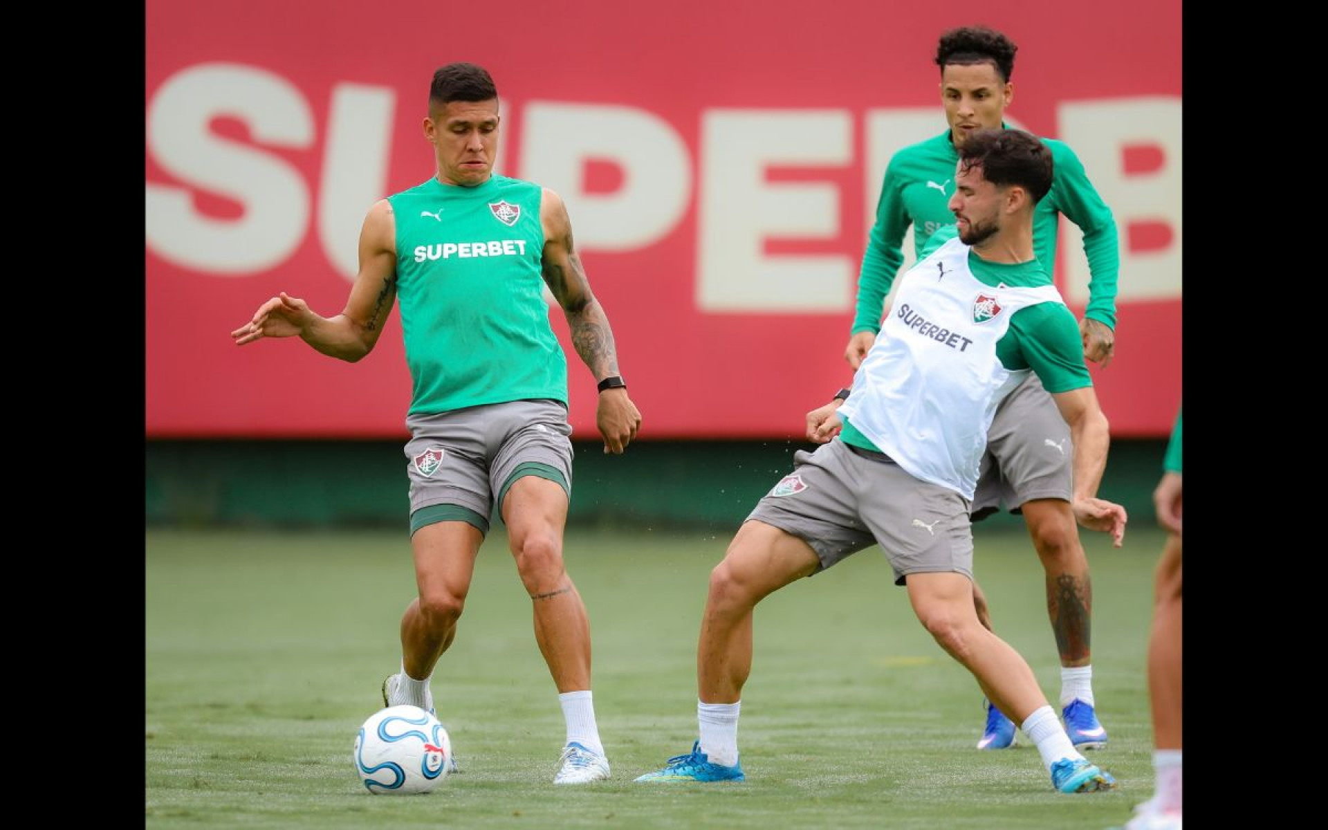 Martinelli volta a treinar com o elenco e avança em recuperação no Fluminense
