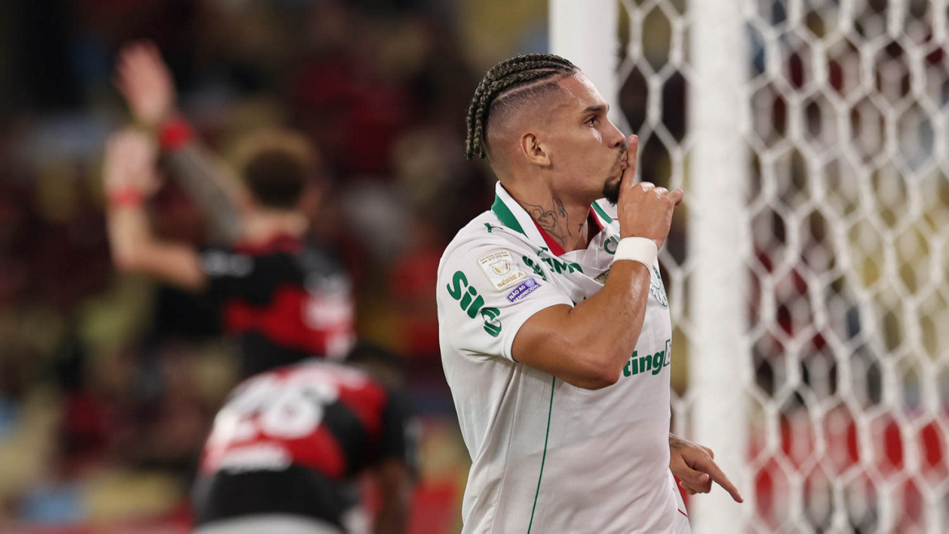Paulinho comemora gol contra Flamengo fazendo gesto de sil&ecirc;ncio &agrave; torcida