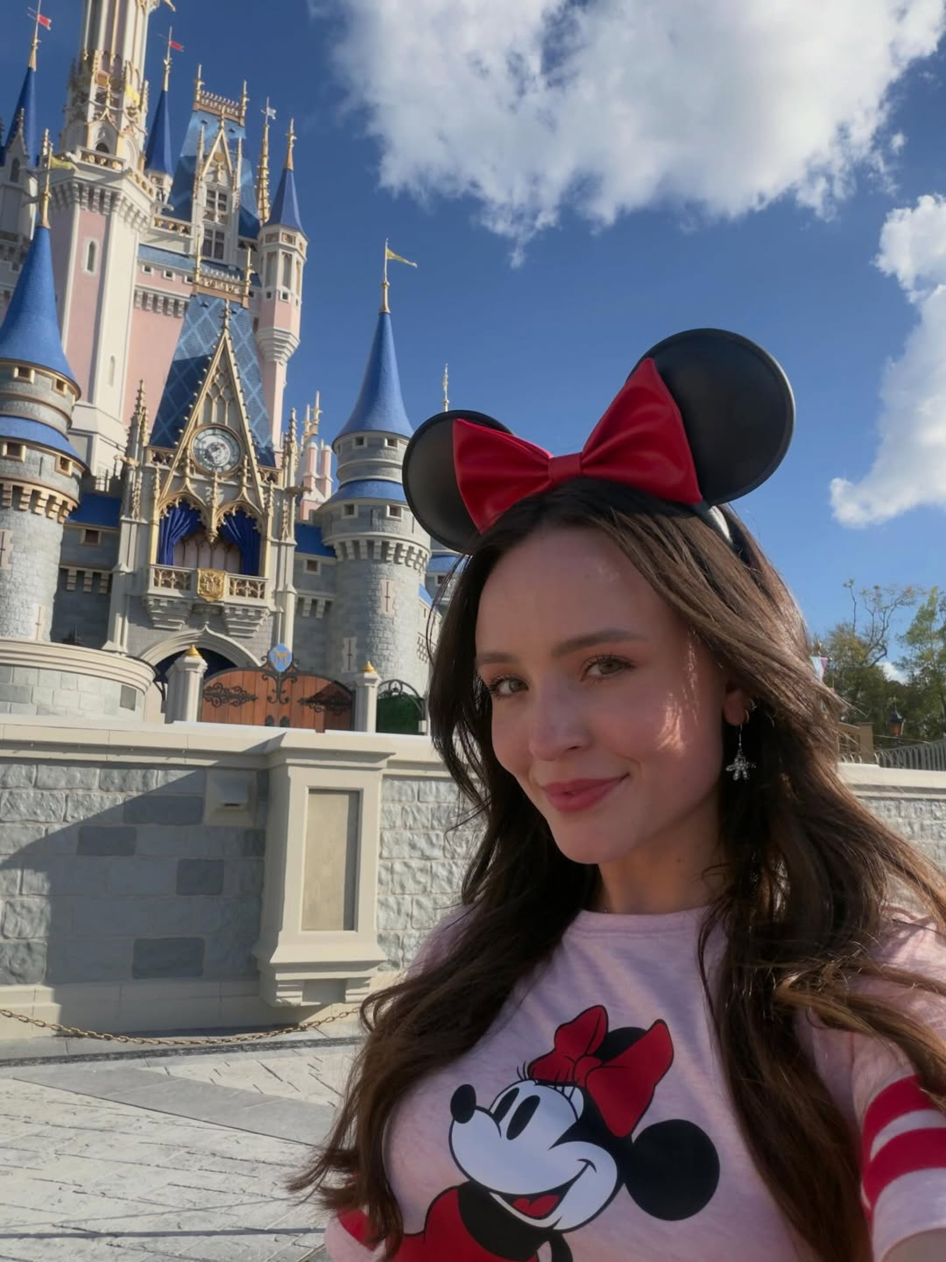 Larissa Manoela diz que precisou de escolta na Disney após multidão parar parque