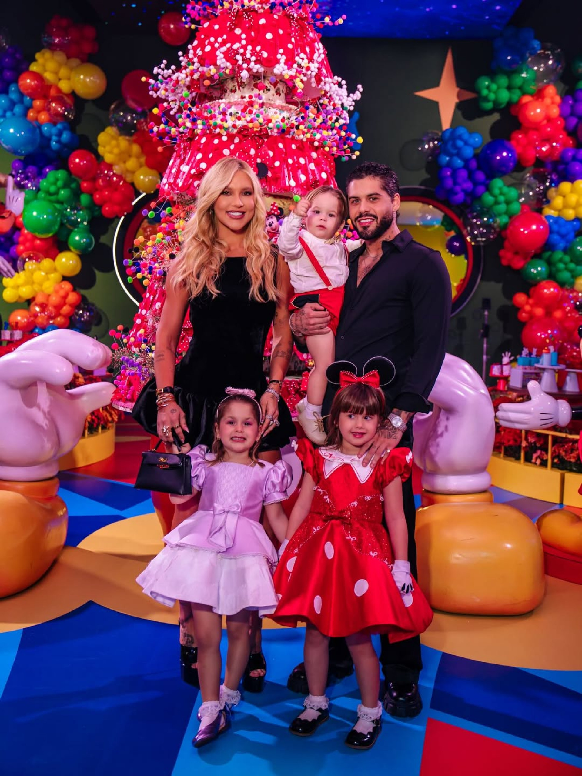 Virginia posou com os filhos e o ex-marido, Zé Felipe - Reprodução/Instagram