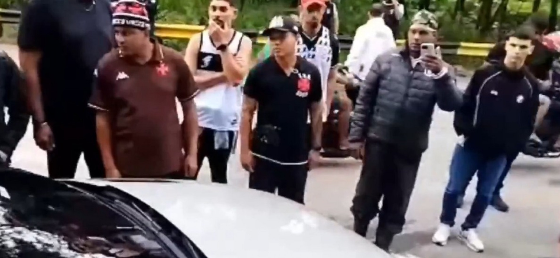 Protesto de torcedores no CT Moacyr Barbosa - Reprodução / X