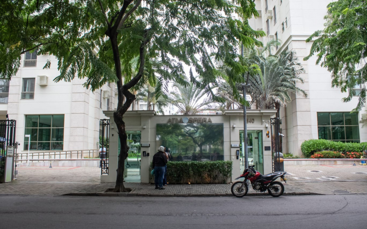 Fachada do condomínio onde mora Cláudio Castro, na Barra da Tijuca - Érica Martin/Agência O DIA