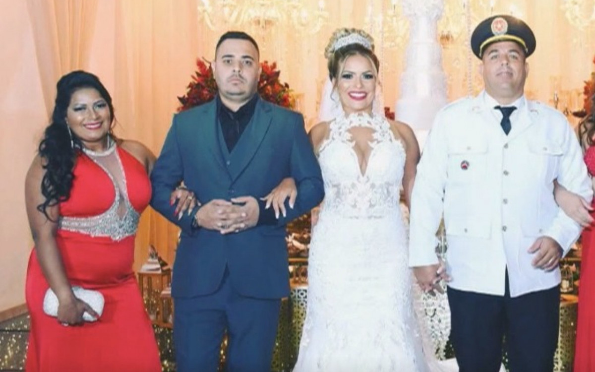 Davidson Vasconcellos (de terno cinza) foi padrinho de casamento de Tayana Rangel Cardeal (vestida de noiva)