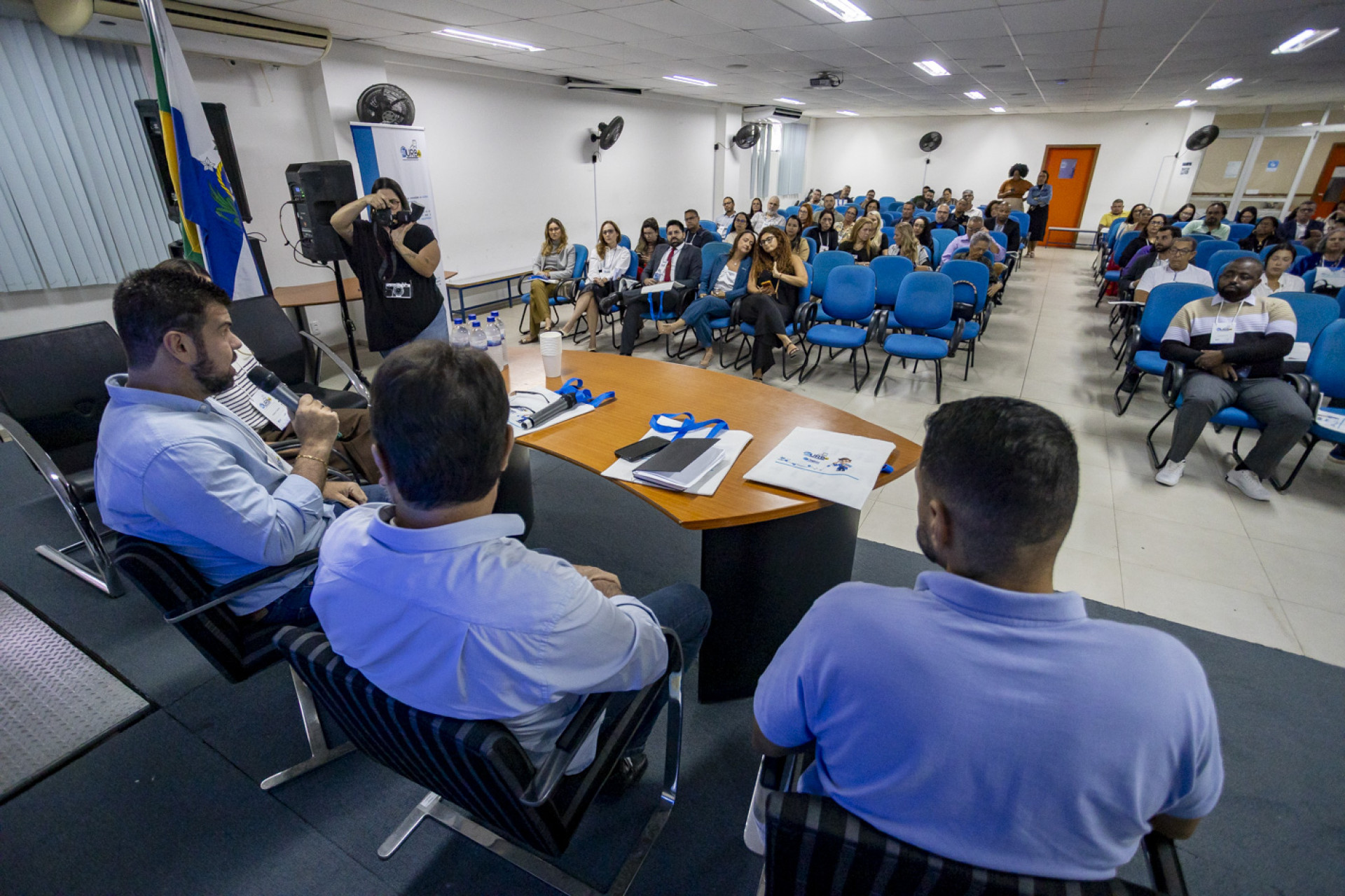 Especialistas, autoridades e representantes da regi&atilde;o participaram da Caravana da Reurb em Maca&eacute; - Foto: Bruno Campos