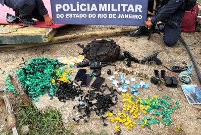 Tiros, perseguição e prisão: operação da PM termina com armas e quase mil cápsulas de cocaína em Macaé