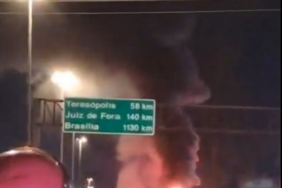 Caminhão-tanque pega fogo e interdita parcialmente a Rodovia Washington Luís