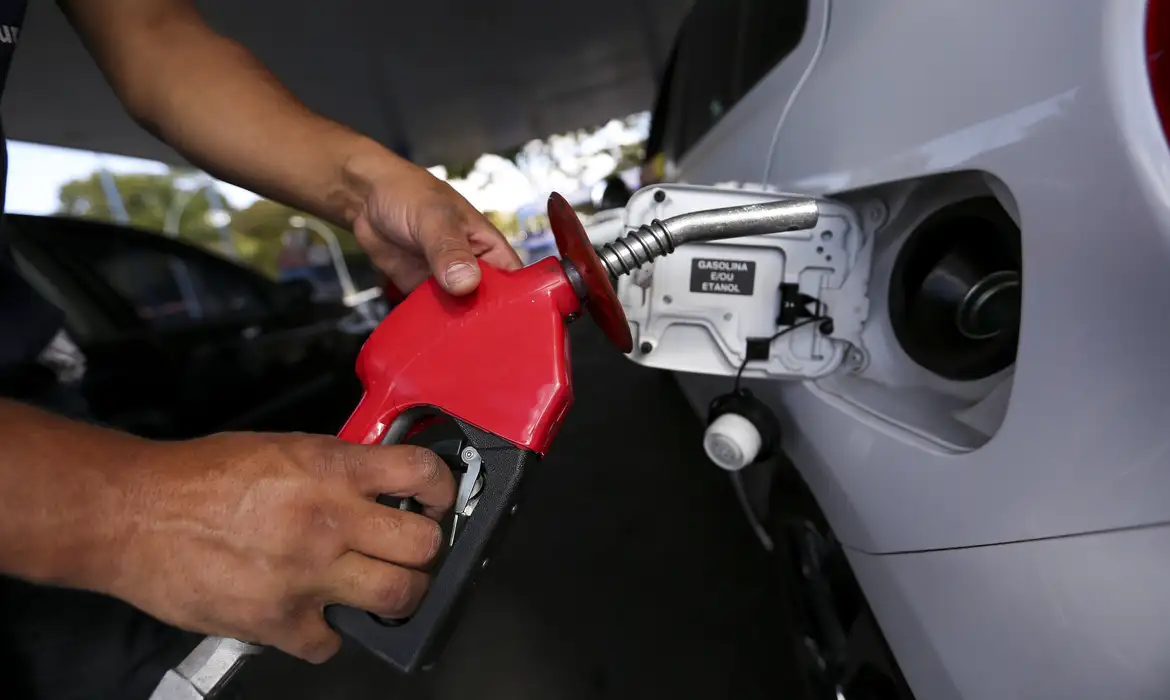 Governo Lula publica decreto com subsídio de R$ 0,44 por litro da gasolina